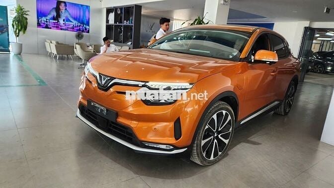 Xe VinFast VF8 màu vàng cam 2023