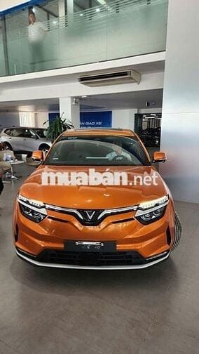 Xe VinFast VF8 màu vàng cam 2023