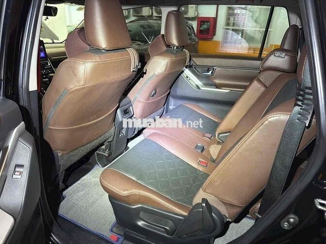 Toyota Innova Cross 2025 Số tự động 7 chỗ Đen