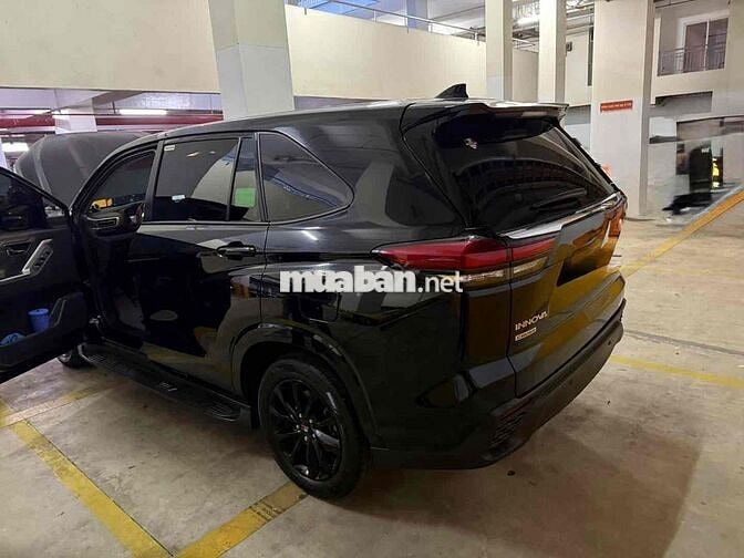 Toyota Innova Cross 2025 Số tự động 7 chỗ Đen