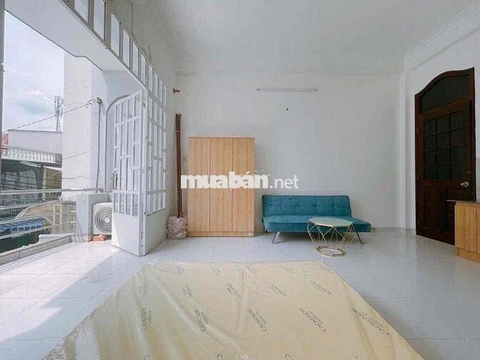 Phòng ban công lớn 30m2 Âu Dương Lân kế Sư Phạm Q5
