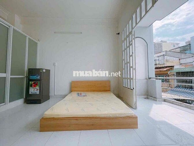 Phòng ban công lớn 30m2 Âu Dương Lân kế Sư Phạm Q5