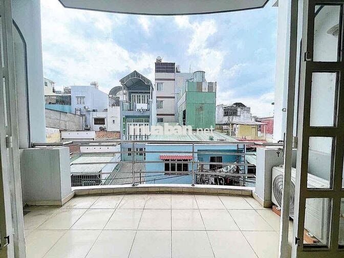 Phòng ban công lớn 30m2 Âu Dương Lân kế Sư Phạm Q5