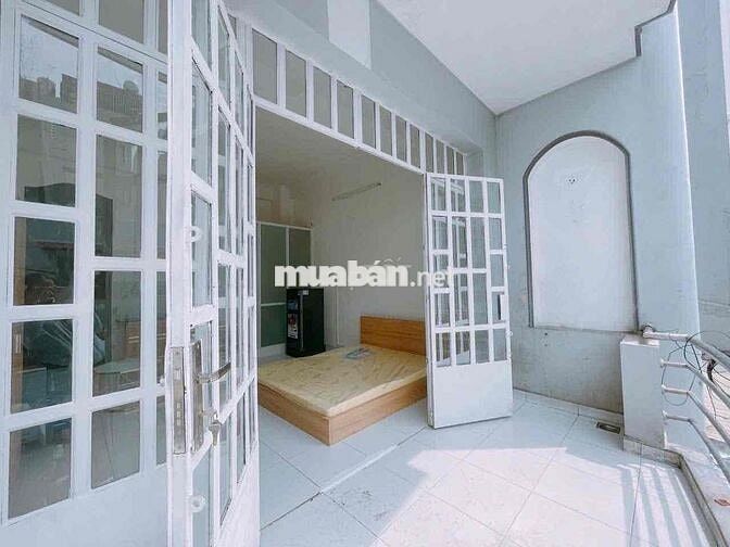 Phòng ban công lớn 30m2 Âu Dương Lân kế Sư Phạm Q5