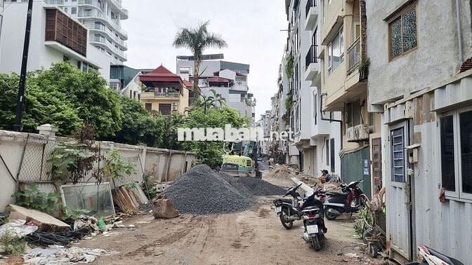 Cần gấp bán nhà 4 tầng, mặt tiền rộng 10m, phố Thụy Khuê