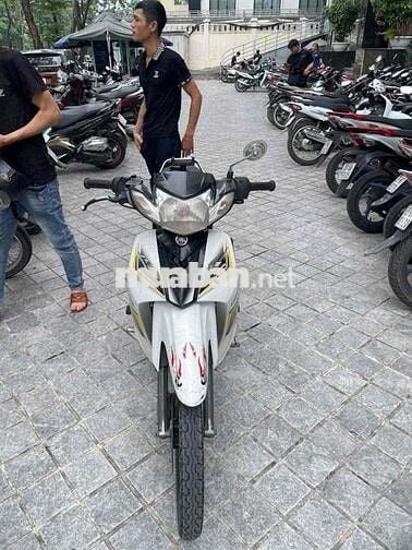 Yamaha Sirius Trắng