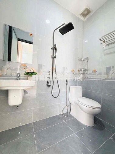 ngay đại học UEH Nguyễn Tri Phương Quận 10 ở được 3-4 bạn nè