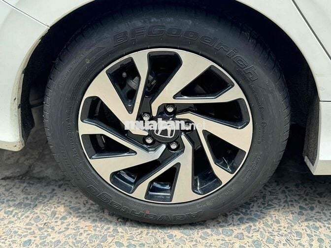 Honda Civic 1.8E 2018 Trắng 42.000km