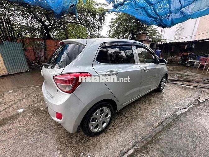 Hyundai Grand i10 Hatchback 5 chỗ màu Bạc