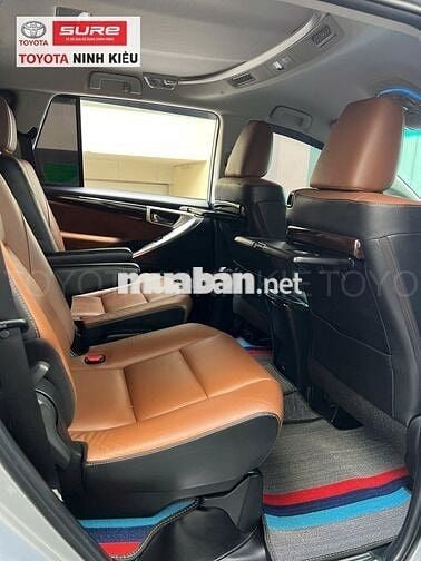 Toyota Innova 2.0V AT 2017 Bạc 37.000 km