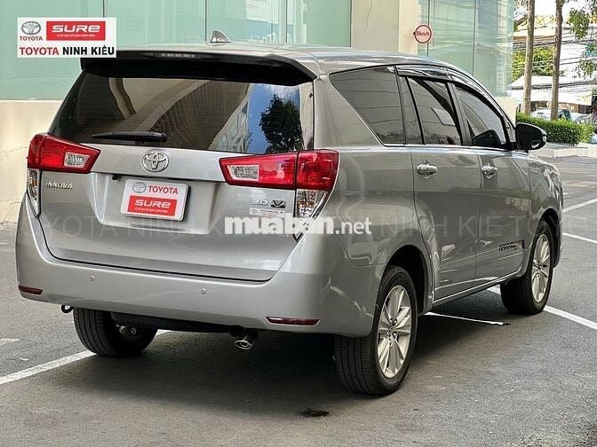 Toyota Innova 2.0V AT 2017 Bạc 37.000 km