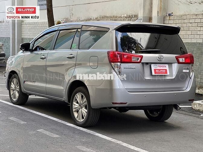 Toyota Innova 2.0V AT 2017 Bạc 37.000 km