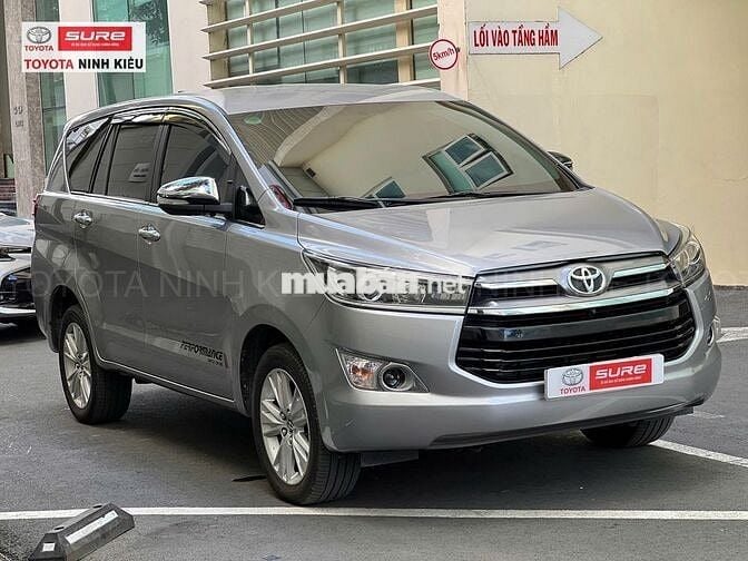 Toyota Innova 2.0V AT 2017 Bạc 37.000 km