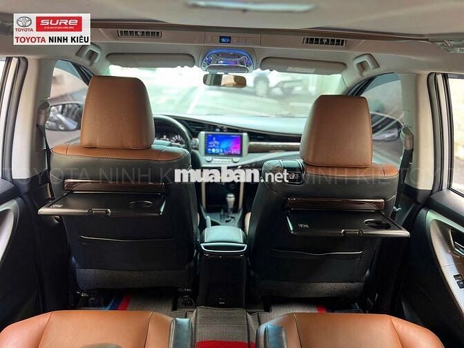 Toyota Innova 2.0V AT 2017 Bạc 37.000 km