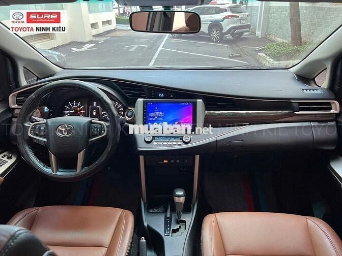 Toyota Innova 2.0V AT 2017 Bạc 37.000 km