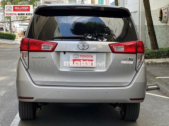 Toyota Innova 2.0V AT 2017 Bạc 37.000 km