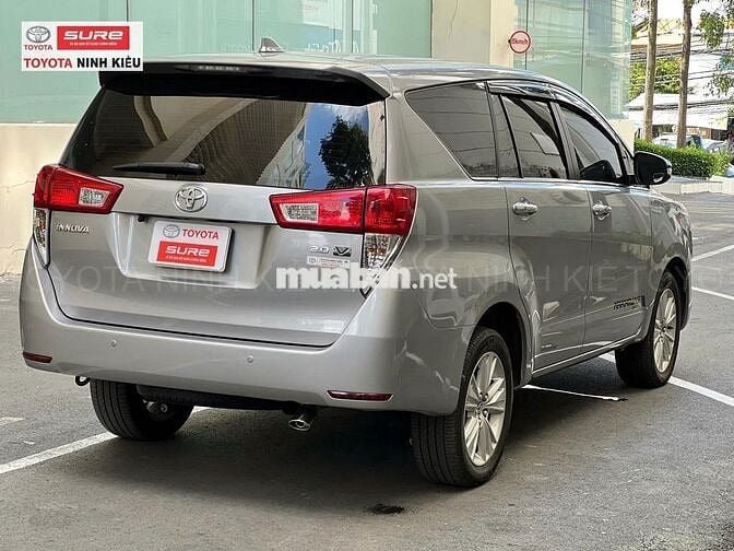 Toyota Innova 2.0V AT 2017 Bạc 37.000 km