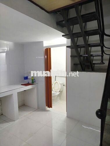 Cho thuê nhà chính chủ - điện nước chính. DT: (4*12)m2, có gác lửng.