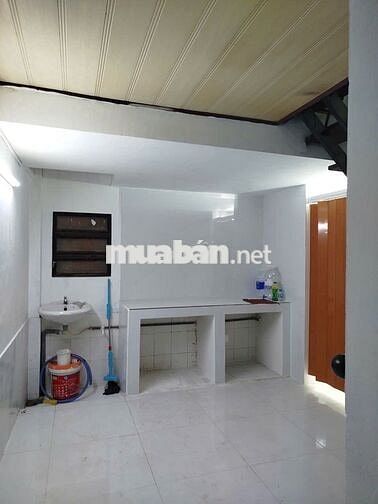 Cho thuê nhà chính chủ - điện nước chính. DT: (4*12)m2, có gác lửng.