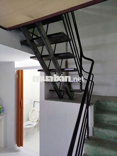 Cho thuê nhà chính chủ - điện nước chính. DT: (4*12)m2, có gác lửng.