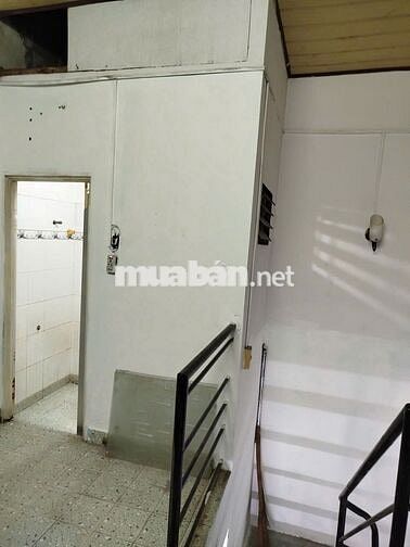 Cho thuê nhà chính chủ - điện nước chính. DT: (4*12)m2, có gác lửng.