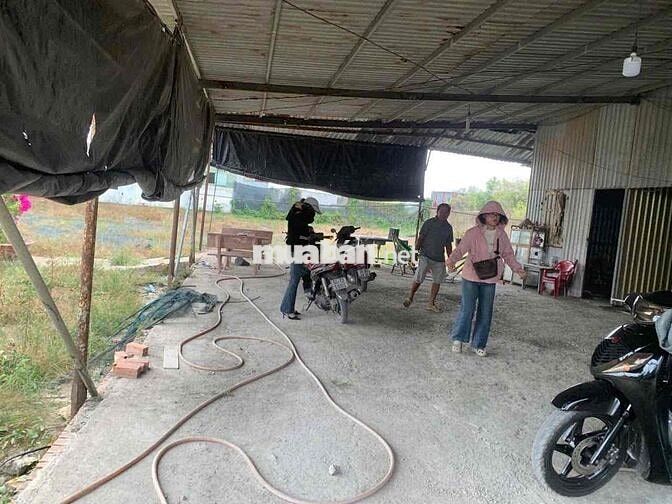 cho thuê xưởng rộng 4000m2 có xưởng 200m2 nhà ở điện 3 pha xe tải rẻ