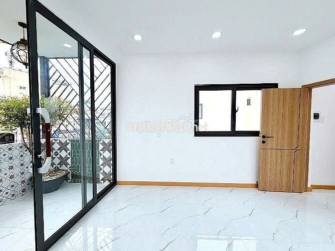 Nhà mặt tiền 3 lầu sân thượng đường Phan Văn Trị