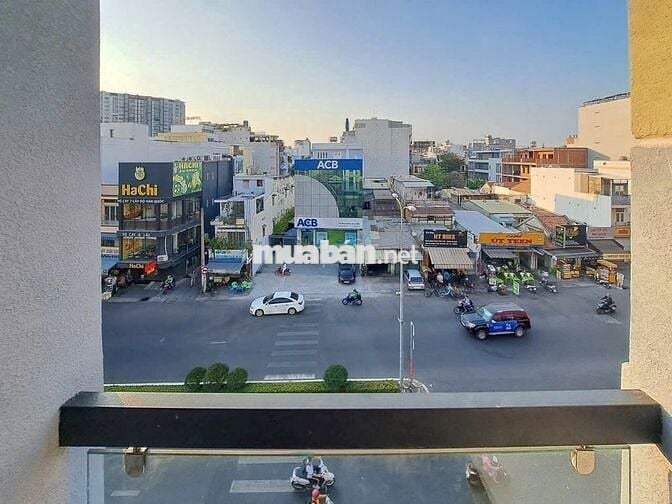Phòng ban công ngay cầu Điện Biên Phủ cho sinh viên UEF Q1 Bình Thạnh