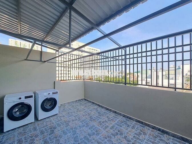 Phòng ban công ngay cầu Điện Biên Phủ cho sinh viên UEF Q1 Bình Thạnh