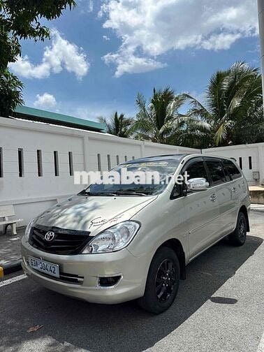 Toyota Innova 8 chỗ Số sàn Xăng Vàng cát