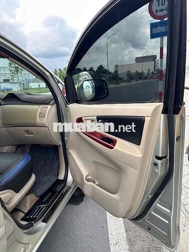 Toyota Innova 8 chỗ Số sàn Xăng Vàng cát