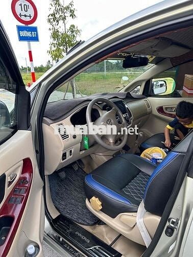 Toyota Innova 8 chỗ Số sàn Xăng Vàng cát