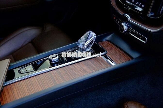 Volvo XC60 B6 Mild Hybrid 2024 Trắng