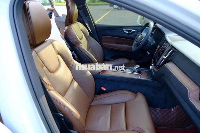 Volvo XC60 B6 Mild Hybrid 2024 Trắng