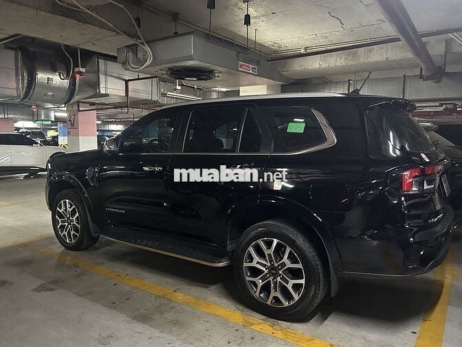 Ford Everest Titanium Đen