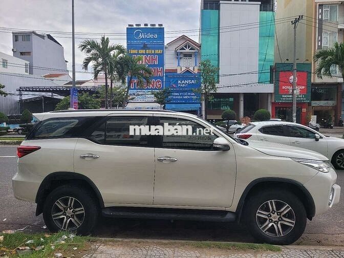 Toyota Fortuner 7 chỗ màu Trắng