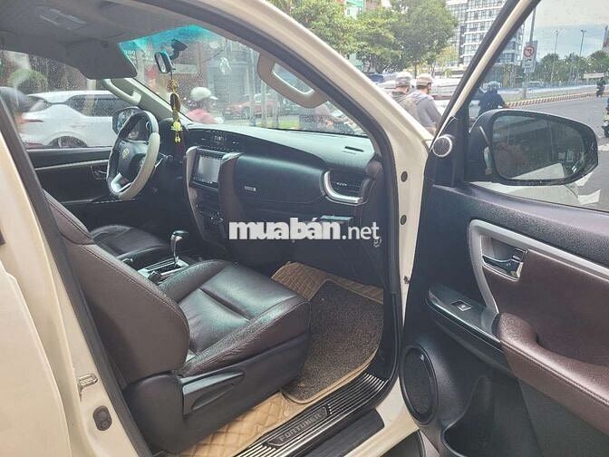 Toyota Fortuner 7 chỗ màu Trắng