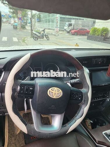 Toyota Fortuner 7 chỗ màu Trắng