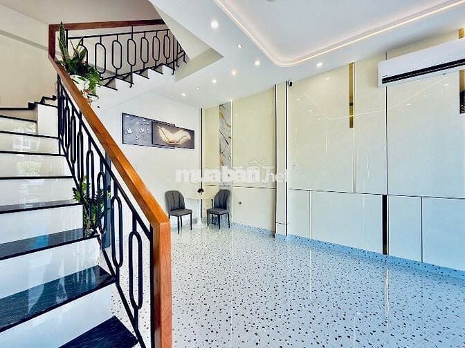 Bán nhà mặt tiền 2 lầu 1 sân thượng đường Trường Sa