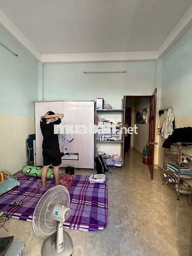 Ngay Lê Văn Quới, ngang 4 dài 12. 3 tầng.cách vài bước ra mặt tiền.
