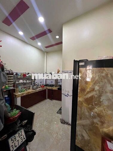 Ngay Lê Văn Quới, ngang 4 dài 12. 3 tầng.cách vài bước ra mặt tiền.