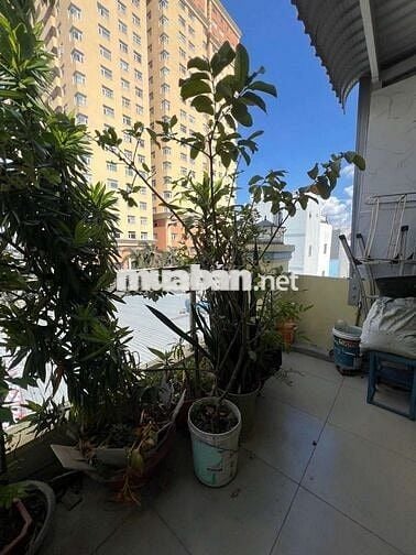 Ngay Lê Văn Quới, ngang 4 dài 12. 3 tầng.cách vài bước ra mặt tiền.