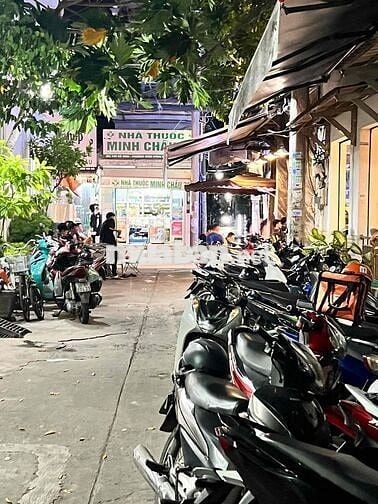 Tuyển 4 nhân viên Phục Vụ