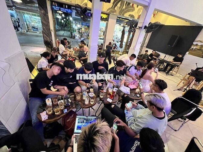 Tuyển 4 nhân viên Phục Vụ
