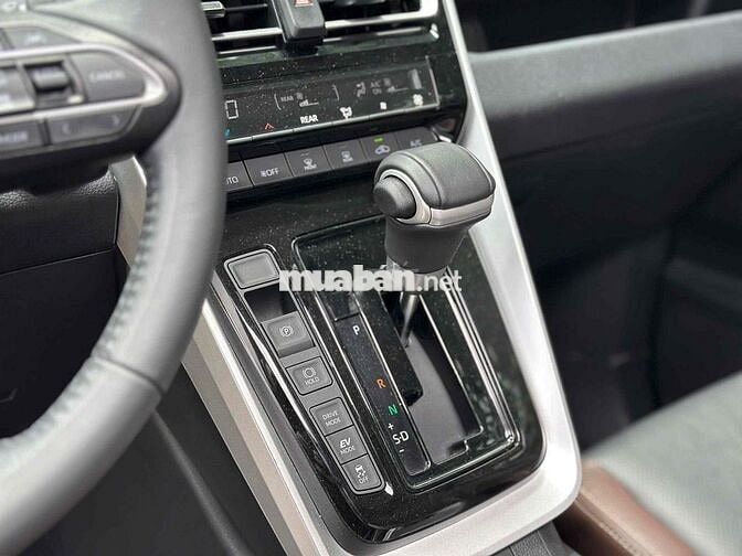 Toyota Innova HEV 2025 Xăng điện Màu trắng