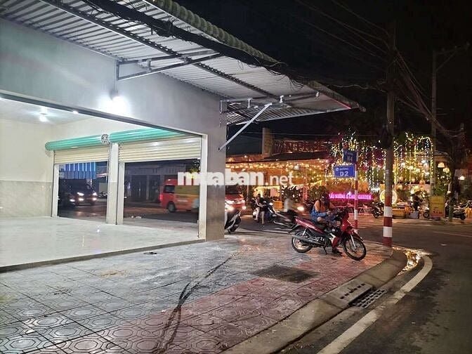 căn góc cực đắc địa còn xót lại trên con đường sầm uất