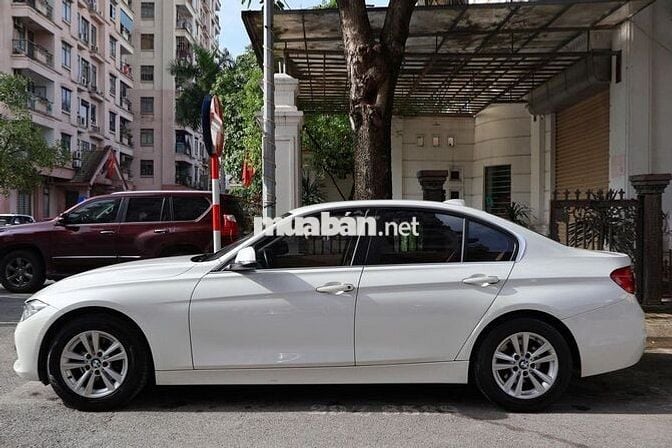 BMW 320i 2016 màu trắng, số tự động 93.000 km
