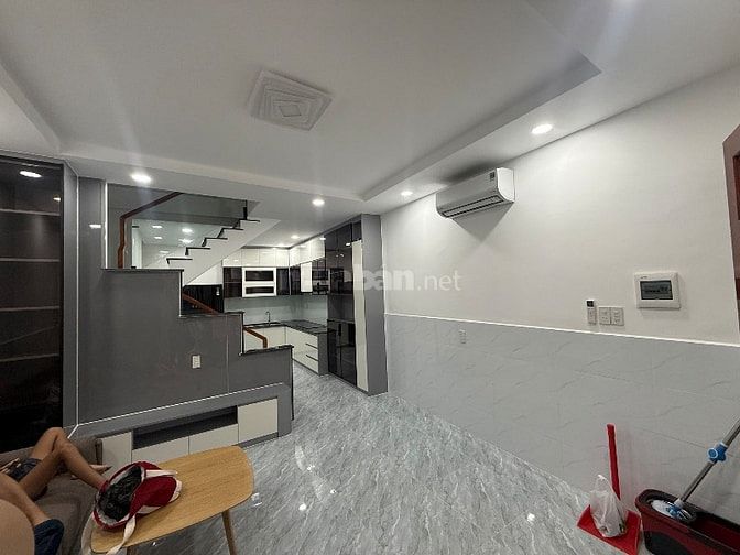 Bán nhà 606/147/48 đường 3/2 phường Diên Hồng, Dt: 4,1x8,5m, nở hậu 