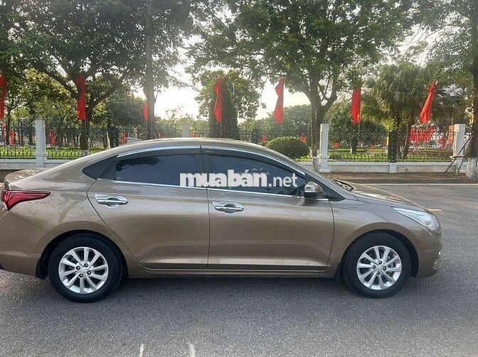 Hyundai Accent Số tự động màu Nâu