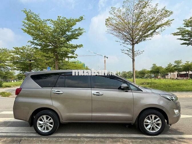 Toyota Innova 2.0E Nâu vàng 8 chỗ